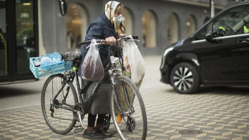 Fotografija: V časih epidemije so najbolj ranljivi starejši in revni, na preizkušnji je družbena solidarnost. FOTO: Jure Eržen/Delo