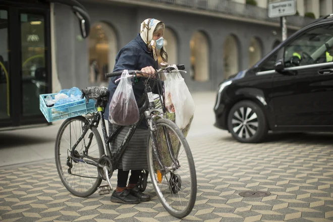 V časih epidemije so najbolj ranljivi starejši in revni, na preizkušnji je družbena solidarnost. FOTO: Jure Eržen/Delo