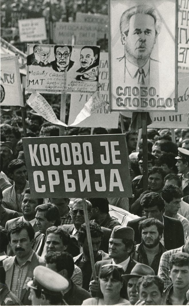 Eden od tako imenovanih »mitingov resnice«, kjer se je krepil srbski nacionalizem Foto Srdjan Živulović