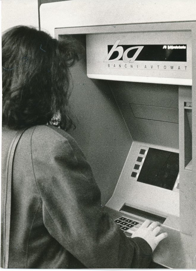 Jesen leta 1990 je bil čas revolucionarne bančne novosti.<br />
FOTO: Boštjan Celec