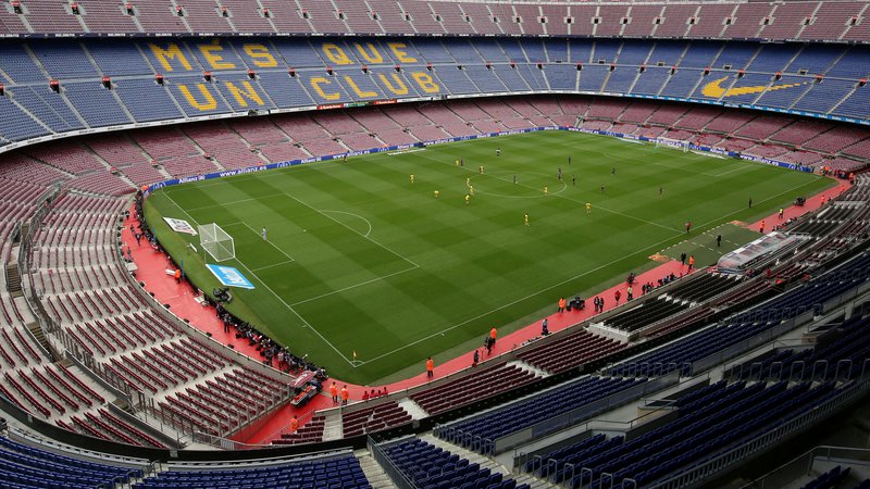 Fotografija: Stvarnost zaradi koronakrize je takšna, da bodo tudi klasični nogometni derbi med Barço in Realom na štadionu Camp Nou odigrali brez gledalcev na tribunah. FOTO: Albert Gea/Reuters