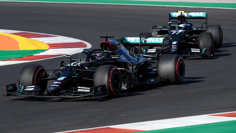 Fotografija: Lewis Hamilton (levo) je na včerajšnjih prostih treningih v Portimau zasedel drugo in osmo mesto. Obakrat je bil najhitrejši Valtteri Bottas (desno). FOTO: Jorge Guerrero/Reuters
