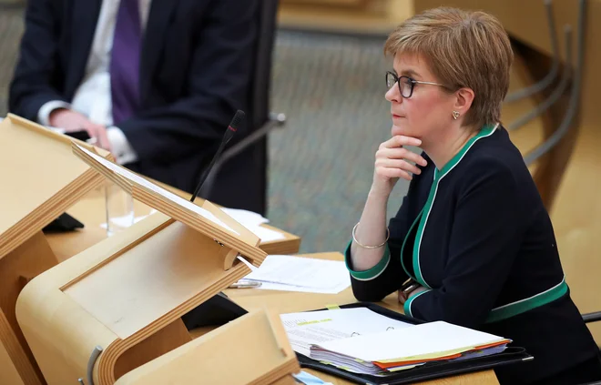 Škoti se sprašujejo, razpravljajo o svoji prihodnosti in o svoji nacionalni identiteti na vljuden način. Predsednica škotske vlade Nicola Sturgeon v parlamentu. Foto Russell Cheyne/Reuters