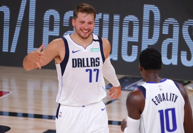 Luka Dončić ta čas nabira moči za novo sezono, ki naj bi se začela okrog prehoda v leto 2021. FOTO: Kevin C. Cox/AFP