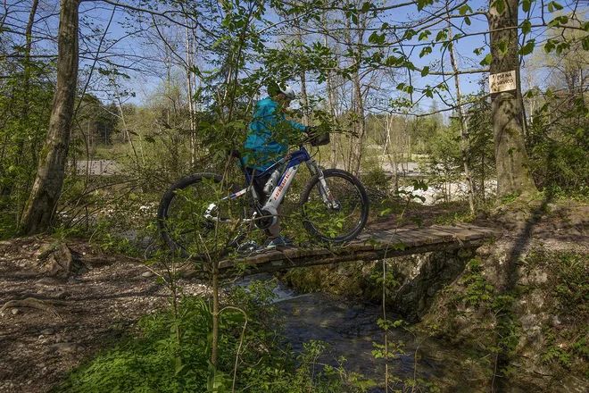Danes, če se boste znašli v kakšnem imenitnem kolesarskem središču v eni izmed dolomitskih ali alpskih turističnih središč, boste lahko opazili, da redko kdo vozi običajno kolo, sploh običajno gorsko kolo. FOTO: Arhiv Delo/Polet