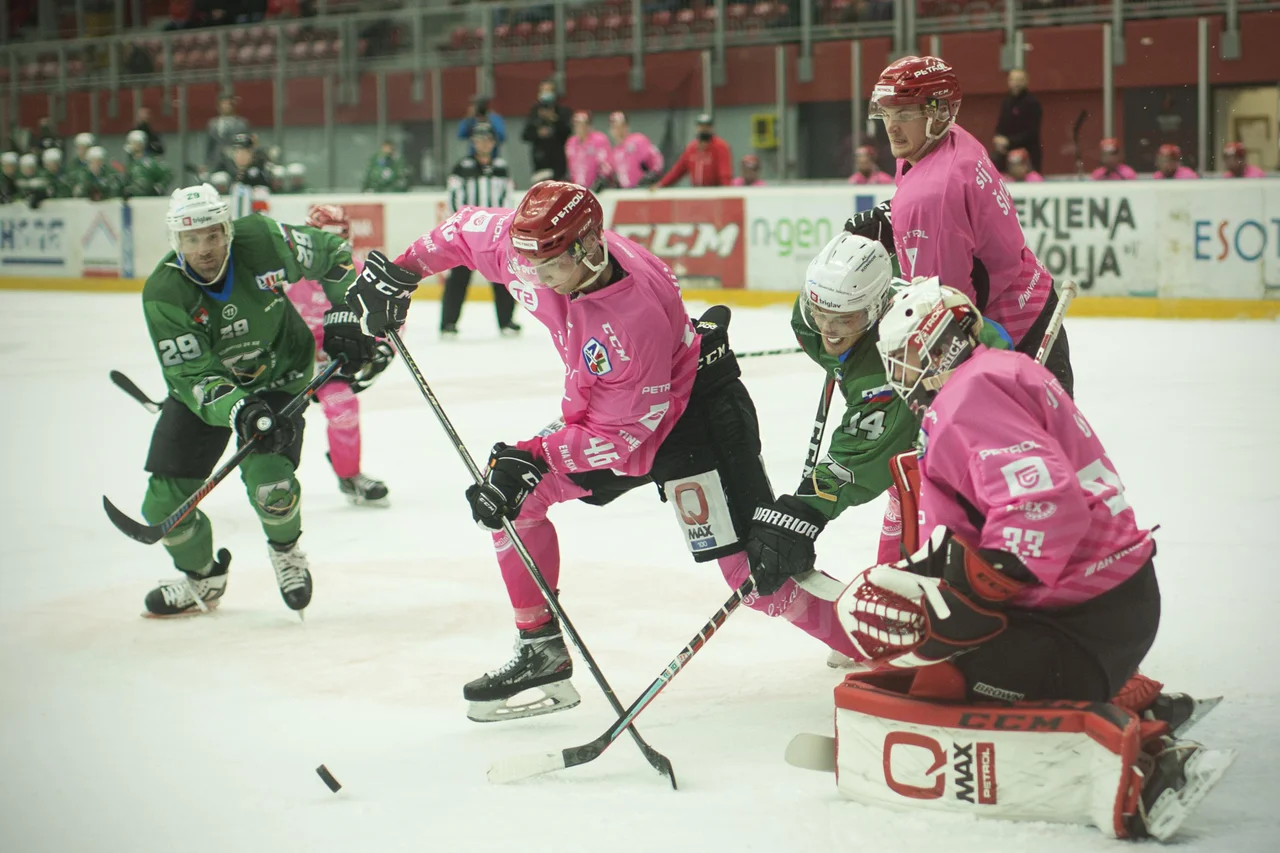 Fotografija: Jeseniškim hokejistom odpadajo tekme, Olimpija bo danes gostila Gardeno. FOTO: Jure Eržen