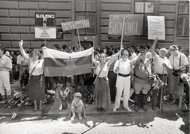 Domadenik je imel kot šef ljubljanske policije v rokah vse vzvode, da bi razgnal neprijavljene proteste, ki so se julija 1988 odvijali pred ljubljanskim vojaškim sodiščem, a tega ni storil. FOTO: Joco Žnidaršič