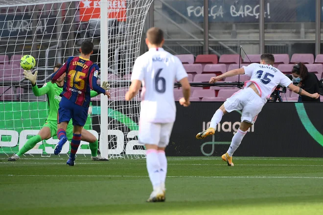 Urugvajec Federico Valverde je prvi načel mrežo brazilskega vratarja Barçe Neta. FOTO: Lluis Gene/AFP