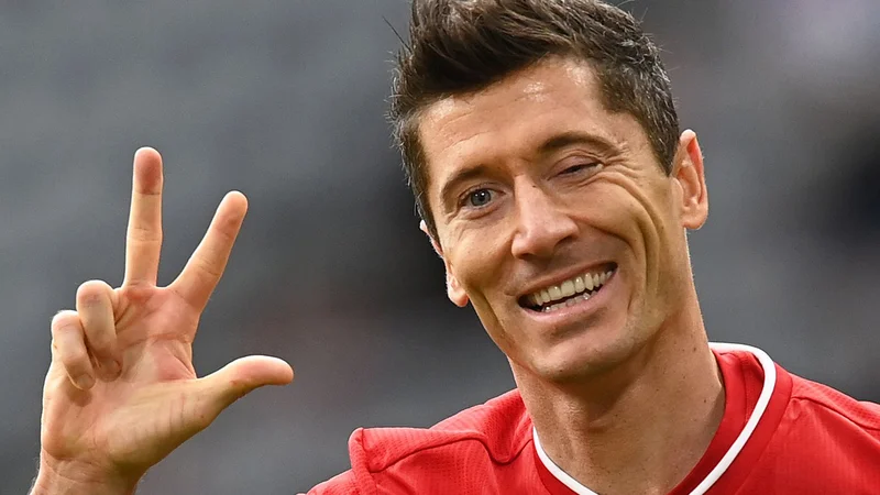 Fotografija: Robert Lewandowski trese mreže kot za stavo. FOTO: Christof Stache/Reuters