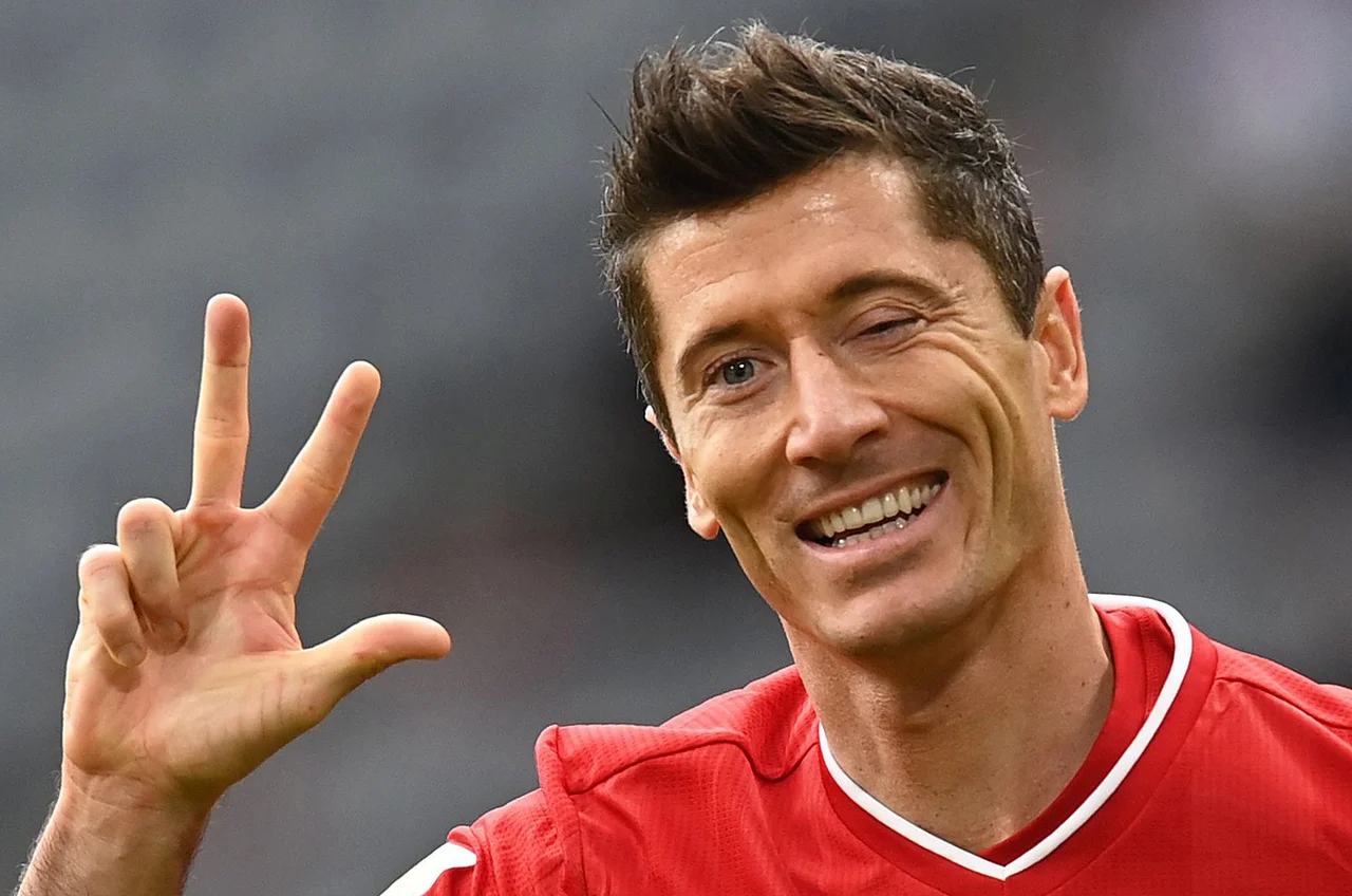 Fotografija: Robert Lewandowski trese mreže kot za stavo. FOTO: Christof Stache/Reuters
