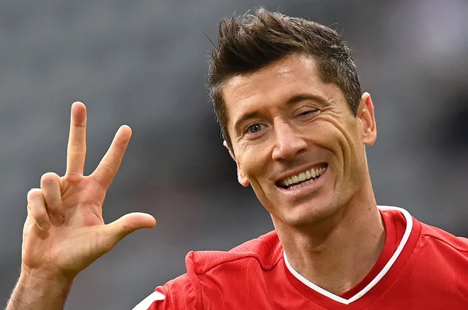Robert Lewandowski trese mreže kot za stavo.&nbsp;FOTO: Christof Stache/Reuters
