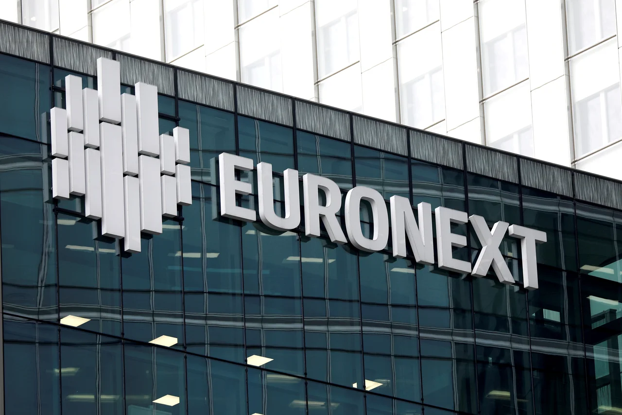 Fotografija: Euronext bo prihodnje leto pod svoje okrilje morda pridobil še borzo iz Milana.
FOTO: Charles Platiau/Reuters