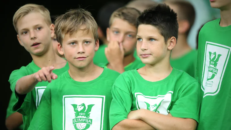 Fotografija: Dečki Olimpije ob zelenici. FOTO:Jure Eržen/Delo