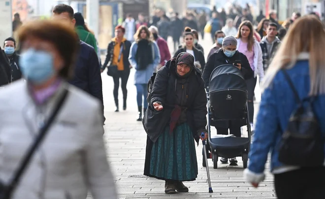 Virus se še naprej hitro širi tudi v Avstriji. Na fotografiji prizor z osrednje nakupovalne ulice na Dunaju. FOTO: Joe Klamar/AFP