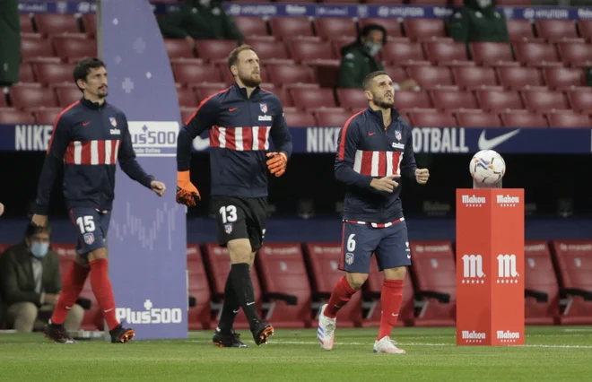 Stefan Savić, Jan Oblak in Koke so se skupaj ogrevali za pomembno tekmo Atletica s seviljskim Betisom. FOTO: Javier Barbancho/Reuters