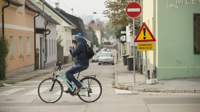 Fotografija: V enosmernih ulicah so urejeni plačljivi parkirni prostori, stanovalci lahko pridobijo stalne dovolilnice. FOTO: Jure Eržen/Delo