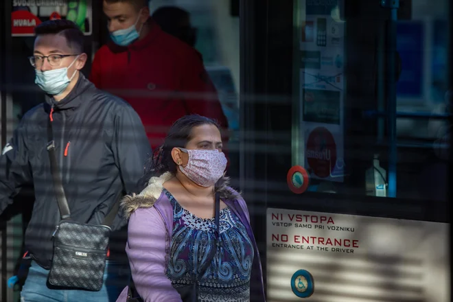 Javni potniški promet od danes deluje okrnjeno, vozni redi prevoznikov se zaradi trenutnih razmer prilagajajo in dnevno spreminjajo. FOTO: Voranc Vogel/Delo