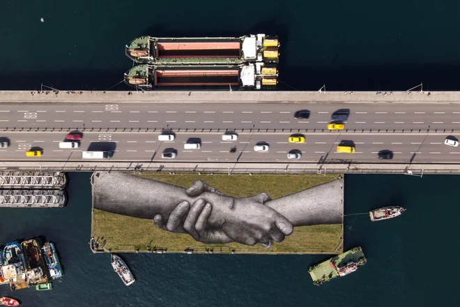 Pogled na ogromno biorazgradljivo land art umetnino francoskega umetnika Saypeja, ki se nahaja na 80 metrov dolgi plavajoči barki na Bosporskem zlatem rogu v Istanbulu. Za francoskega umetnika Guillaumeja Legrosa je Istanbul že osma postojanka svetovnega projekta &raquo;Beyond Walls&laquo;, ki se je začel junija 2019. FOTO: Ozan Kose/Afp