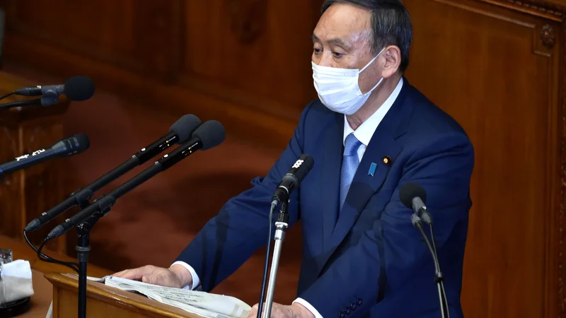 Fotografija: Japonski premier Suga je v osrednjem delu govora izpostavil podnebno nevtralnost Japonske do sredine stoletja. FOTO: Kazuhiro NogI/AFP