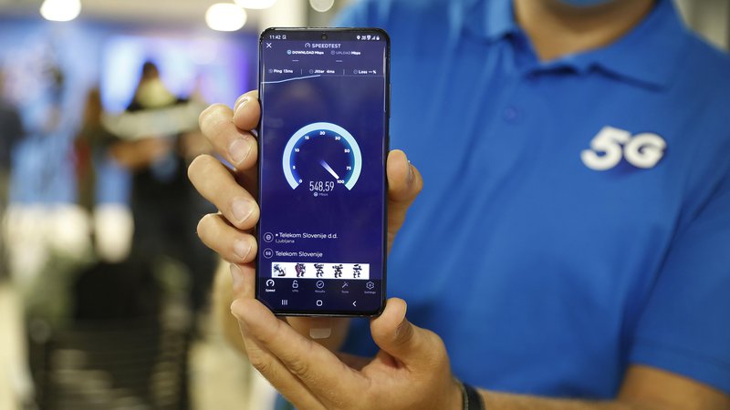 Fotografija: Po predlogu zakona bodo morali mobilni operaterji pridobiti soglasje vlade za izbiro dobavitelja opreme 5G, če ta ni iz Evropske unije. FOTO: Leon Vidic/Delo