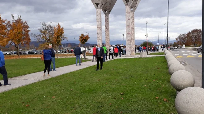 Čakajoč na plačilo parkirnine. FOTO: D. S.