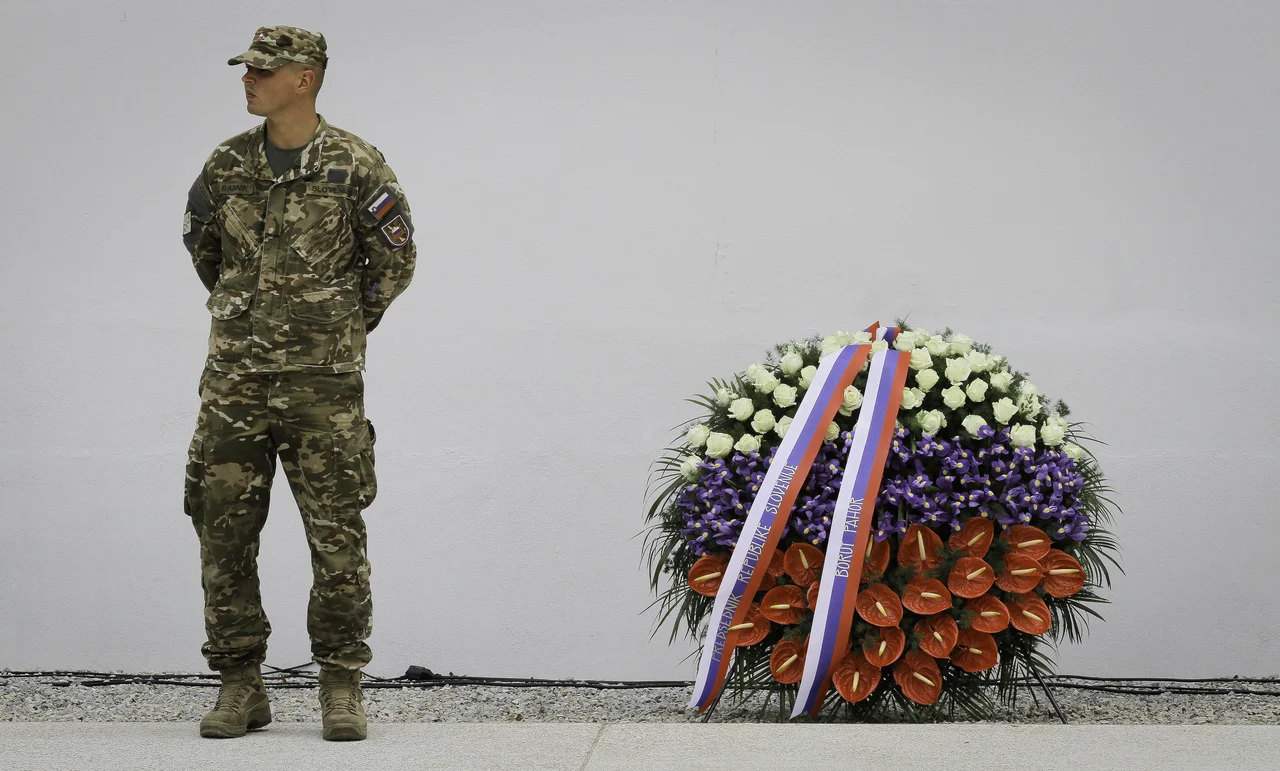 Fotografija: Odkritje spomenika vsem žrtvam vojn. FOTO: Jože Suhadolnik/Delo