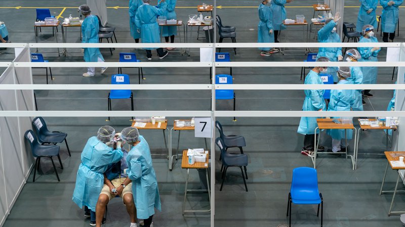 Fotografija: Do danes so v Kašgarju testirali 4,75 milijona ljudi, čeprav med 2,5 milijona, pri katerih so opravili test PCR, niso odkrili niti enega primera okužbe. FOTO: Pool New/Reuters