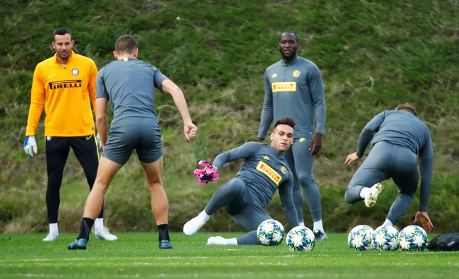 Inter čaka zahtevna misija v Ukrajini. Takole so se pripravljali nanjo vratar Samir Handanović, Lautaro Martinez in Romelu Lukaku. FOTO: Alessandro Garofalo/Reuters