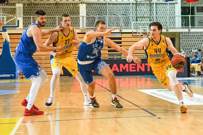 Luka Vončina (z žogo) je bil vnovič prvi strelec Kopra Primorske. FOTO: ABA