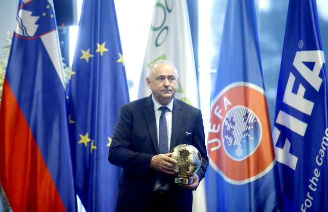 Radenko Mijatović je po soglasni podpori delegatov napovedal dodatno pomoč slovenskemu nogometu. FOTO: Roman Šipić