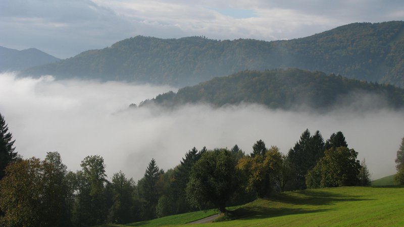 Fotografija: Jutro pod Čemšeniško planino. FOTO: Polona Malovrh/Delo