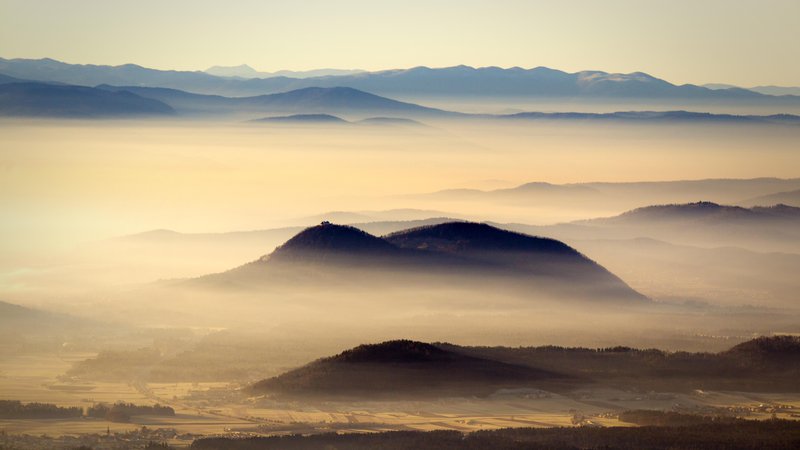 Fotografija: Najbolj megleni so izpostavljeni gorski vrhovi, kjer je megla v povprečju več kot 200 dni na leto, po nižinah pa nekatere doline v notranjosti Slovenije ter Ljubljanska, Slovenjgraška in Novomeška kotlina. FOTO: Voranc Vogel/Delo