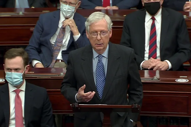 Voditelj republikanske večine v senatu Mitch McConnell je predsedniku Trumpu zagotovil še tretje najvišje sodno imenovanje. FOTO: Senate Tv Via Reuters