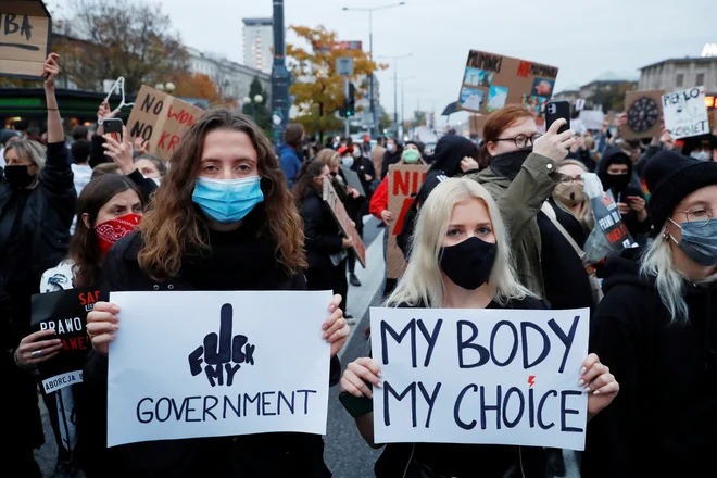 Protesti so izbruhnili v 50 mestih po vsej državi. FOTO: Kacper Pempel/Reuters