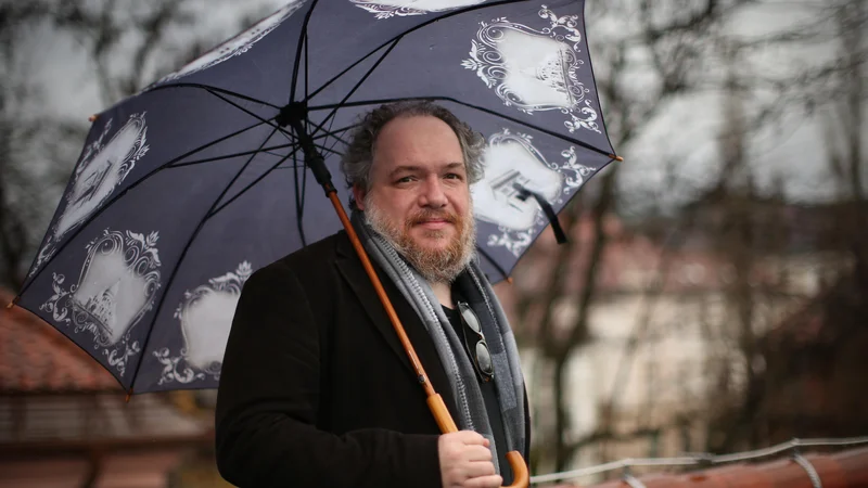 Fotografija: Letni banket združenja grobarjev Mathiasa Énarda je duhovit, radosten, uživaški, baročen, gargantovski, rabelaisovski »romaneskni ognjemet«. FOTO: Jure Eržen/Delo