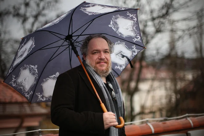 Letni banket združenja grobarjev&nbsp;Mathiasa Énarda je duhovit, radosten, uživaški, baročen, gargantovski, rabelaisovski &raquo;romaneskni ognjemet&laquo;.&nbsp;FOTO: Jure Eržen/Delo