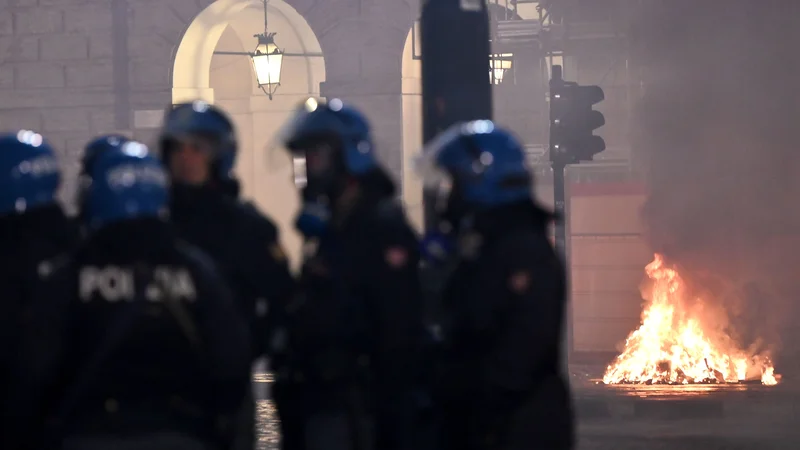 Fotografija: Novi vladni ukrepi so okrepili družbene napetosti, saj se v zadnjem času vrstijo protesti proti ukrepom. FOTO: Marco Bertorello/Afp