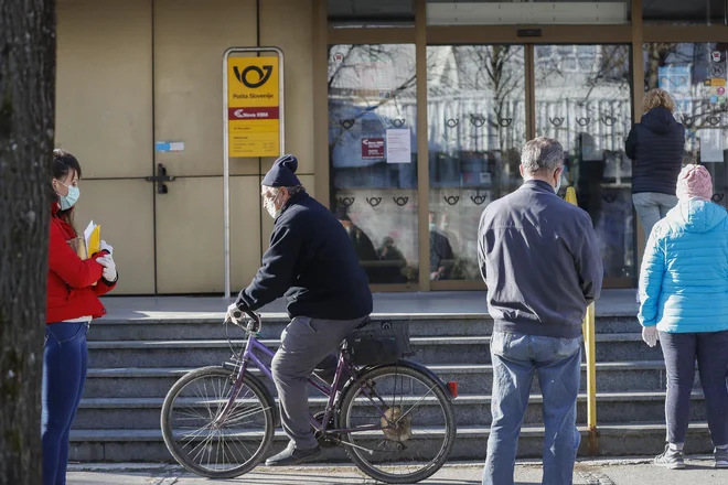 Vrsta pred pošto v Domžalah, 31. marec 2020 [pošte,Pošta Slovenije,zaščitne maske,upokojenci,koronavirus,vrste] FOTO: Leon Vidic/Delo