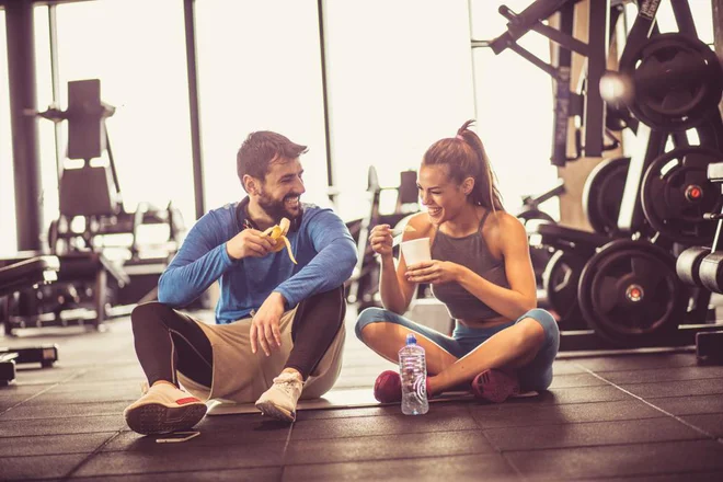 Športne pijače, geli, tablete z sladkorji (ogljikovimi hidrati) in vitamini. Uporaba se priporoča pri vzdržljivostnih naporih daljših od ene ure in tako izboljšuje športni rezultat. FOTO: Shutterstock