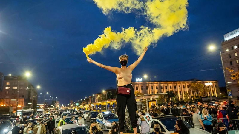 Fotografija: Na Poljskem je na tisoče ljudi že peti dan zapored na ulicah protestiralo proti odločitvi sodišča, da skorajda povsem prepove splav. V glavnem mestu Varšava so protestniki blokirali glavna križišča in za približno uro ustavili avtomobilski in tramvajski promet, poroča BBC. Številni so nosili transparente, med drugim tudi z geslom »Želim si, da bi lahko splavili vlado«. FOTO: Wojtek Radwanski/Afp