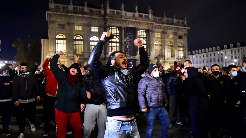 Fotografija: Demonstracije v Torinu so se v noči na torek sprevrgle v izgrede, v katerih je posredovala policija. Foto: Massimo Pinca/Reuters