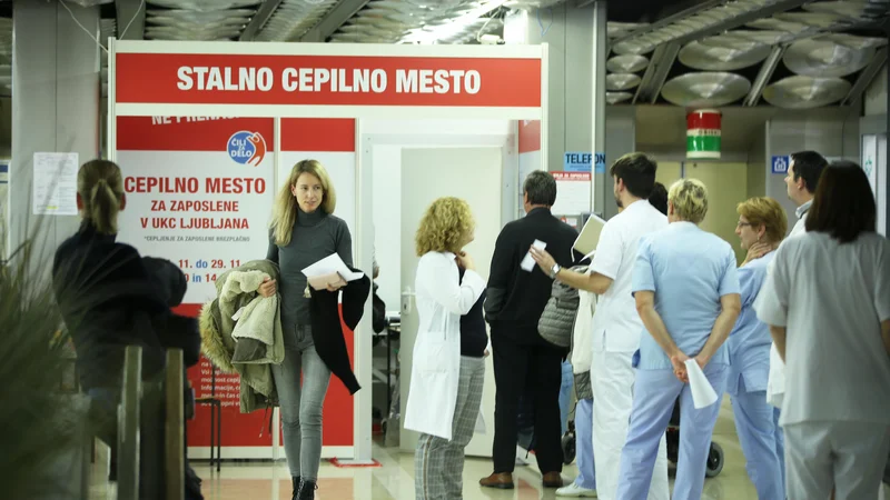 Fotografija: Zaposlenim na UKC Ljubljana je omogočeno brezplačno cepljenje proti gripi. FOTO: Jure Eržen/Delo