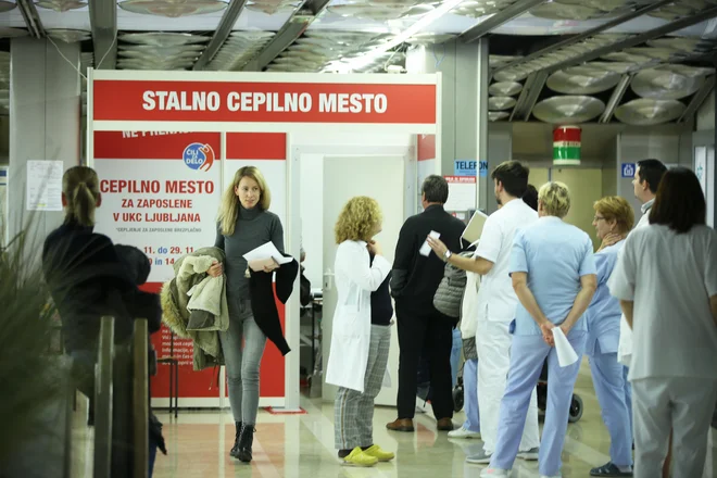 Zaposlenim na UKC Ljubljana je omogočeno brezplačno cepljenje proti gripi. FOTO: Jure Eržen/Delo