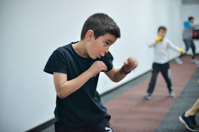 Pri otrocih je osnova grajenja tehnike boksa šado boks, torej boksanje z namišljenim nasprotnikom oz. svojo senco. FOTO: Shutterstock