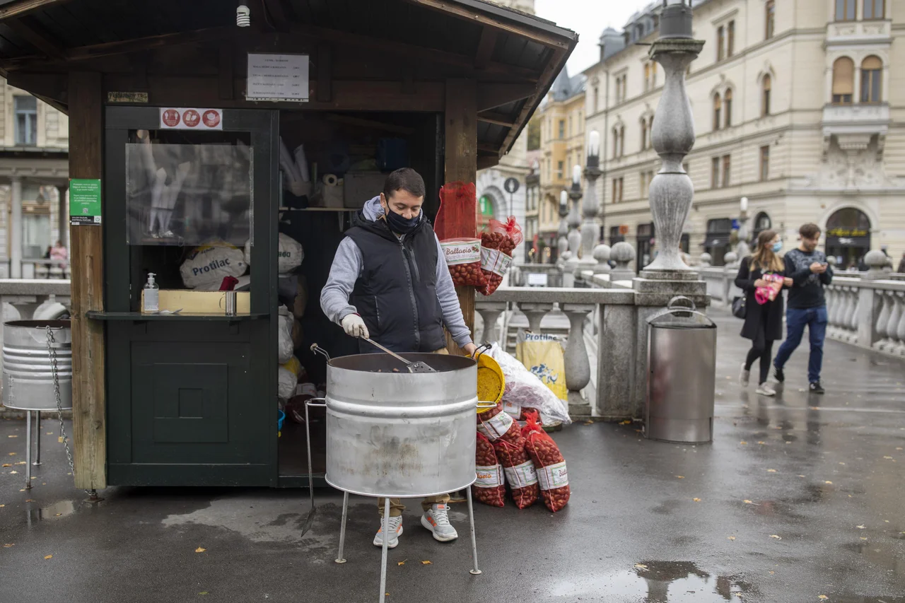 Fotografija: Sezona peke in prodaje kostanja v Ljubljani se je že začela, le obiskovalcev oziroma ljubiteljev kostanja je precej manj. FOTO: Voranc Vogel/Delo