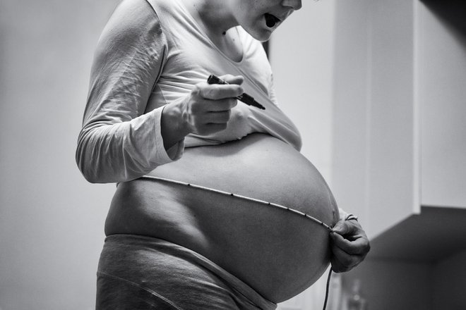 Čeprav je bila prve tri mesece nosečnost rizična, polna stresa in skrbi, se je Bojana proti koncu vendarle sprostila in začela v nosečnosti uživati. FOTO: Dejan Mijović /Delo