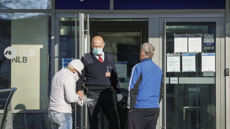 Fotografija: Banke upokojencem svetujejo, kako naj varno opravljajo svoje bančne posle. Foto Leon Vidic/delo