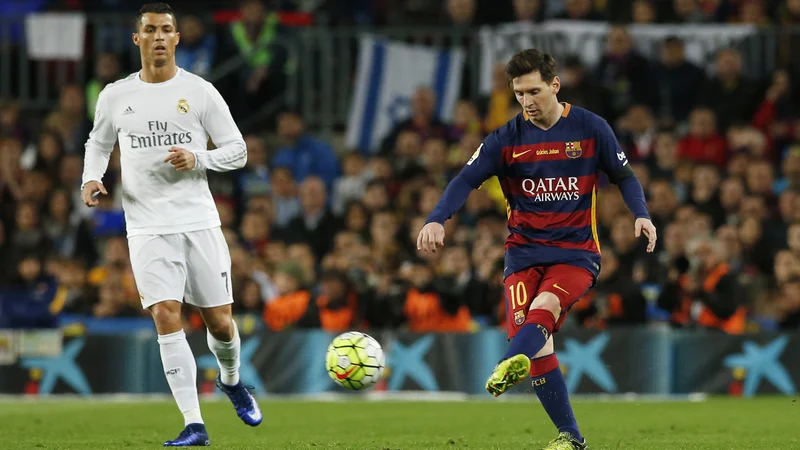 Fotografija: Lionel Messi (desno) in Cristiano Ronaldo sta se nazadnje spopadla, ko je Portugalec branil barve madridskega Reala. FOTO: Albert Gea/Reuters