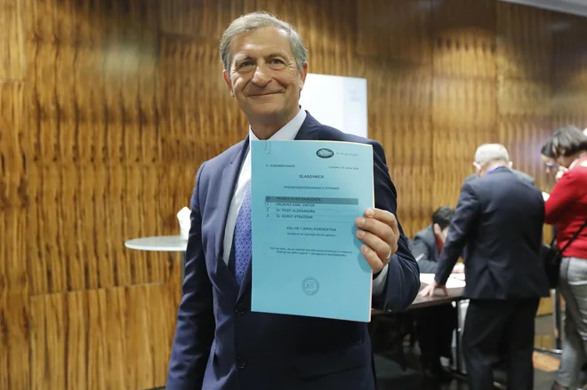 Karl Erjavec na kongresu Desusa v Ljubljani 18. januarja letos. Tedaj ga je vrha stranke odnesla Aleksandra Pivec. FOTO: Leon Vidic/Delo