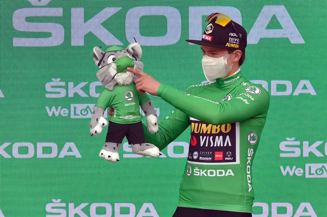 Primož Roglič nosi zeleno majico, jutri pa bi lahko spet oblekel rdečo. FOTO: Ander Gillenea/AFP